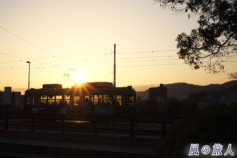 新横川橋の夕日１　横川駅と新横川橋の夕景2017の写真