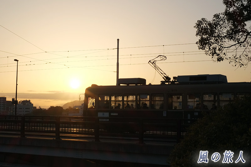 新横川橋の夕日２　横川駅と新横川橋の夕景2017の写真