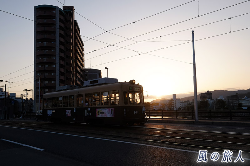 新横川橋上での夕日１　横川駅と新横川橋の夕景2017の写真