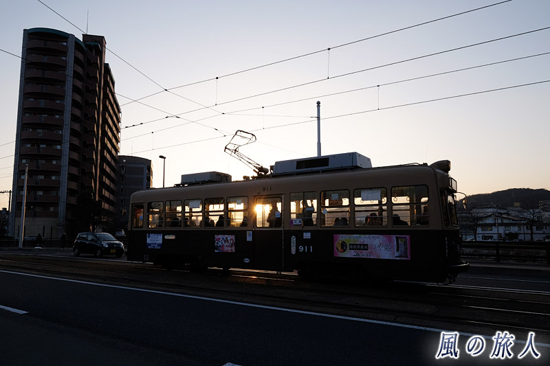 新横川橋上での夕日２　横川駅と新横川橋の夕景2017の写真