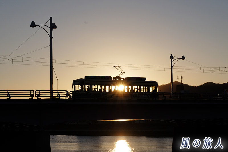 夕日と被さった路面電車　新己斐橋の夕景2017年2月の写真