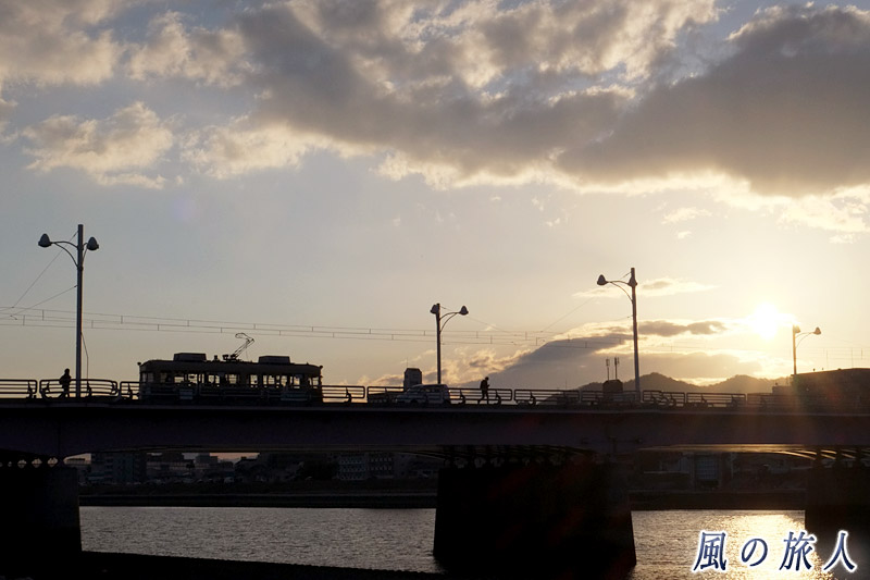 夕日と路面電車　新己斐橋の夕景2017年2月の写真