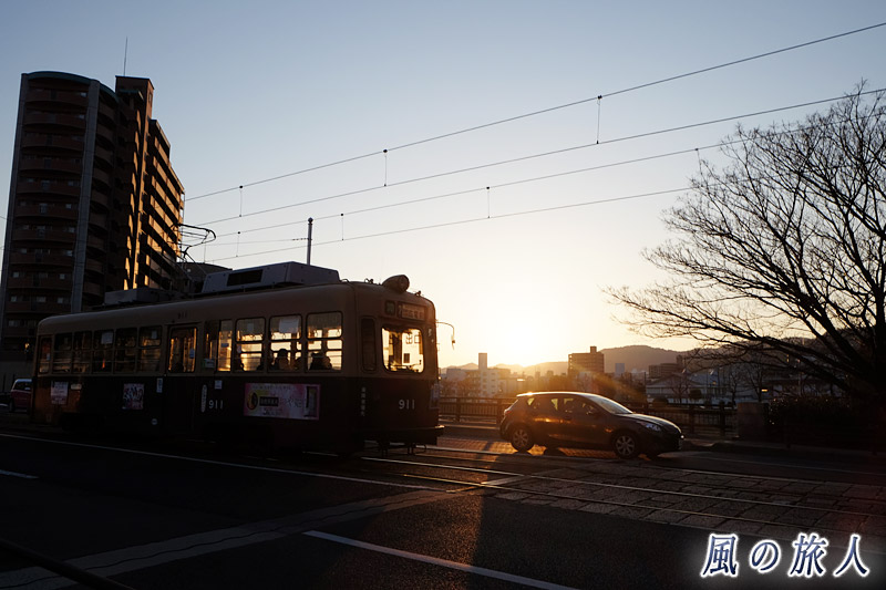 夕日電車３　新横川橋の夕景2017年2月の写真