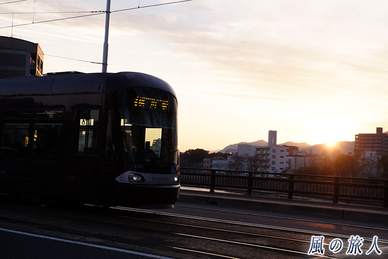 夕日電車５　新横川橋の夕景2017年2月の写真
