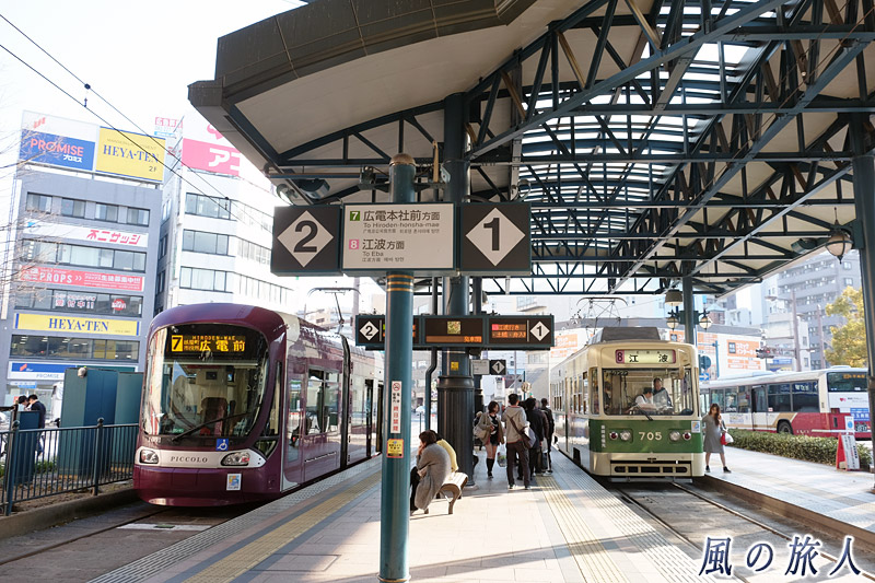 電車の組み合わせ１　桜の時期の横川駅と新横川橋の写真