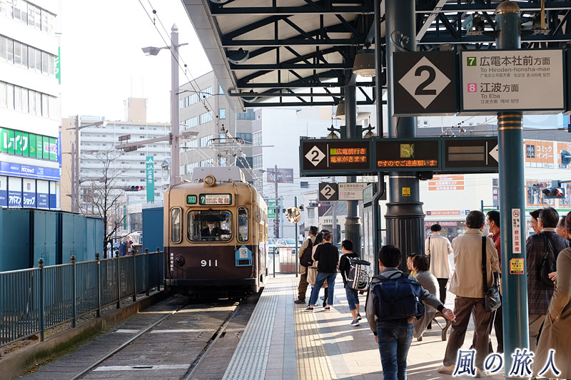 春休みの横川駅　桜の時期の横川駅と新横川橋の写真