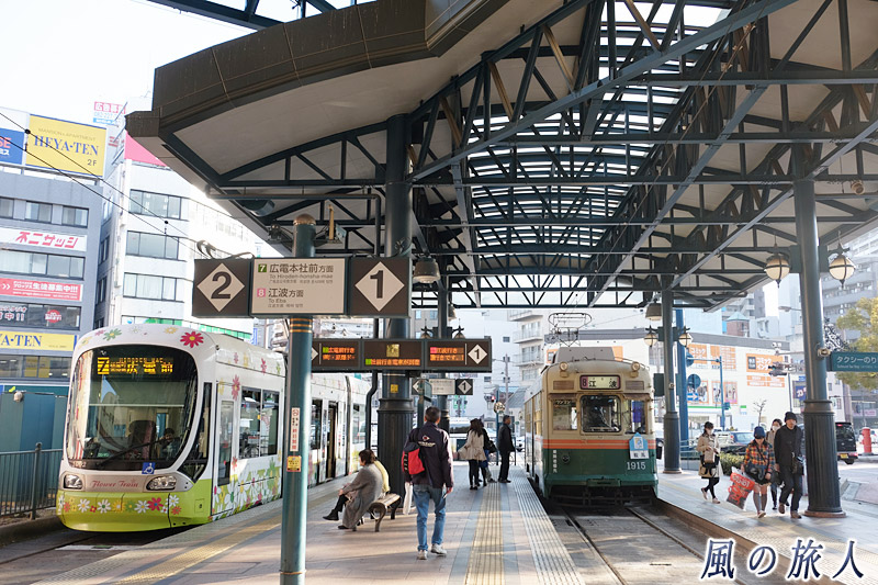 電車の組み合わせ２　桜の時期の横川駅と新横川橋の写真