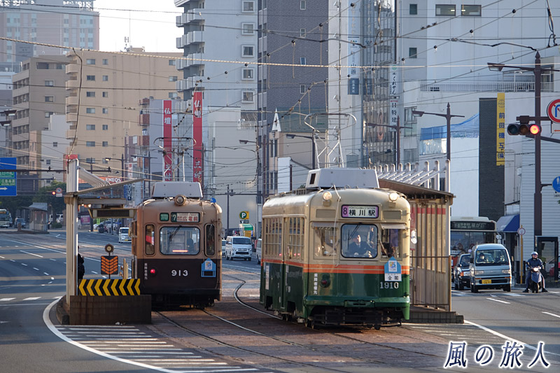 別院前電停　桜の時期の横川駅と新横川橋の写真