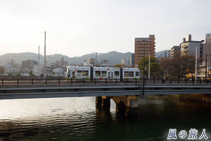 橋を渡るフラワー号　桜の時期の横川駅と新横川橋の写真