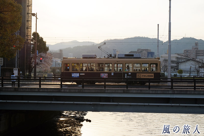 夕日と900形　桜の時期の横川駅と新横川橋の写真