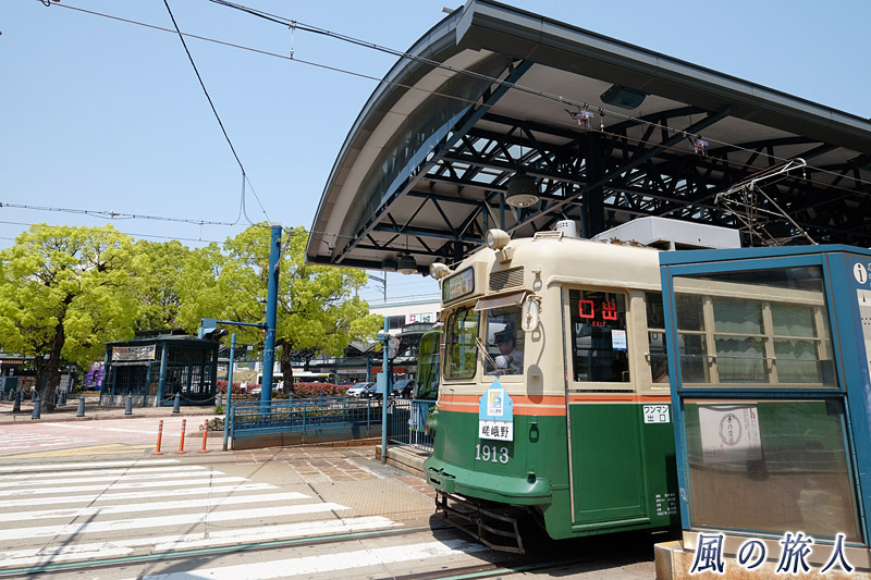 新緑が美しい横川駅　大正レトロ電車の運行の写真