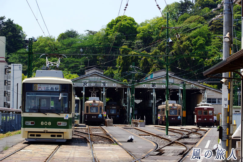江波皿山の新緑と江波車庫　大正レトロ電車の運行の写真