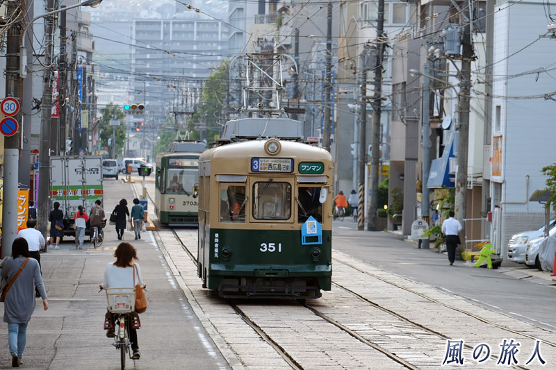 路面電車と通行人　5月の天満町の写真