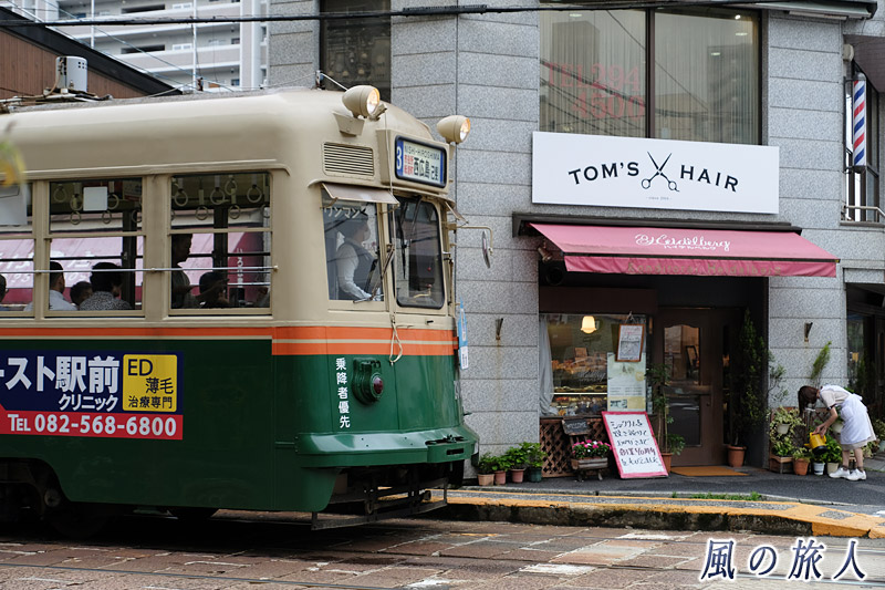 洋菓子店と1900形　雨の天満町と七夕電車の写真