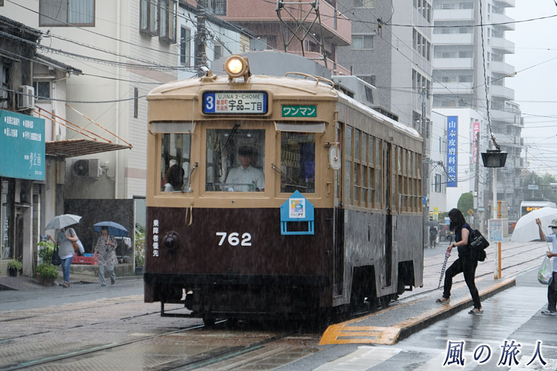 本降り　雨の天満町と七夕電車の写真