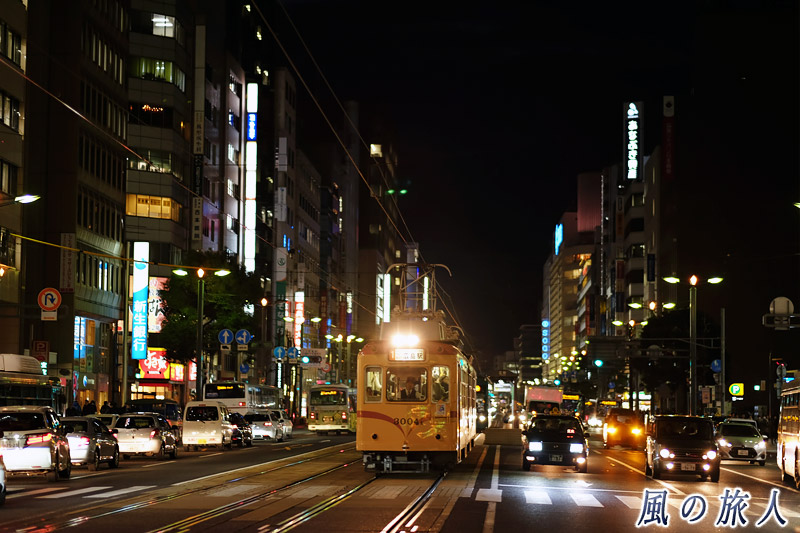 相生通りの3000形　夜の路面電車の写真