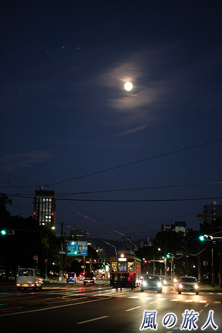 中秋の名月と路面電車　夜の路面電車の写真