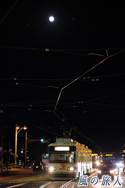 中秋の名月と路面電車２　夜の路面電車の写真