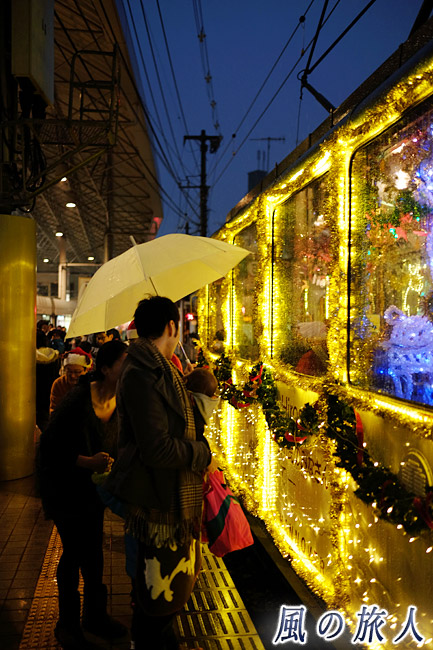雨の情景１　雨のクリスマス電車の写真