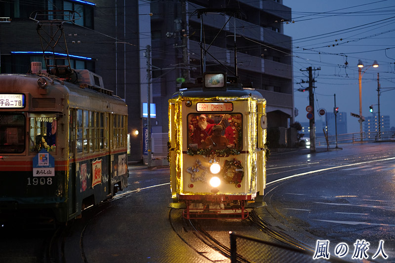 サンタがやってきた　雨のクリスマス電車の写真