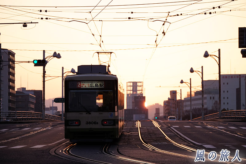 日の出と路面電車　己斐の日の出の写真