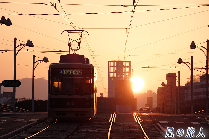 朝日と路面電車１　己斐の日の出の写真