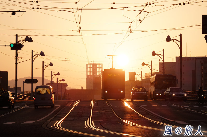 朝日と路面電車２　己斐の日の出の写真