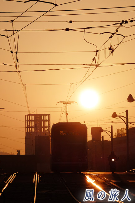 朝日と路面電車３　己斐の日の出の写真