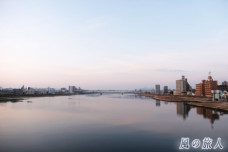 朝の太田川放水路　己斐の日の出の写真