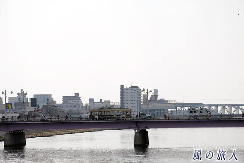 路面電車と駅伝　駅伝の日の新己斐橋の写真