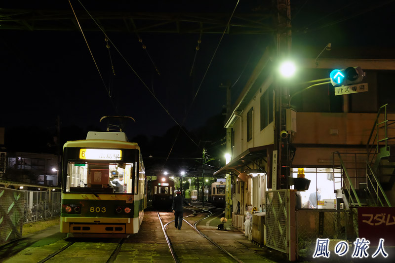 照明に照らされて　夕闇迫る冬の江波電停の写真
