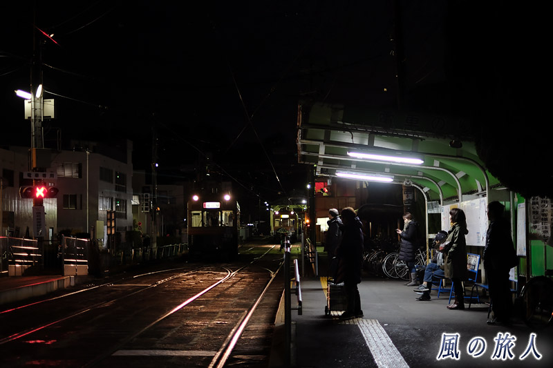 暗くなってからの江波電停　夕闇迫る冬の江波電停の写真