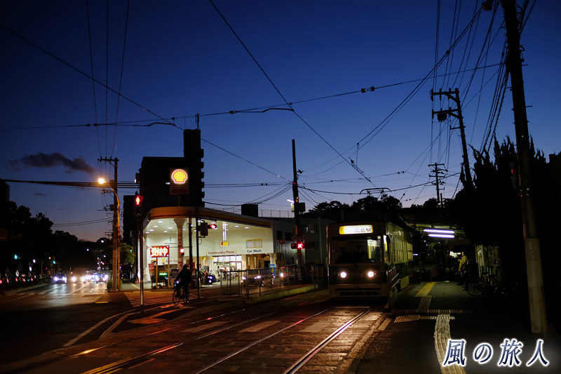 江波電停のマジックアワー　夕闇迫る冬の江波電停の写真