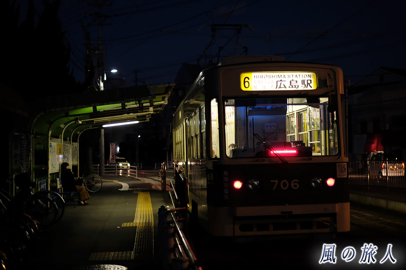 電車待ち　夕闇迫る冬の江波電停の写真