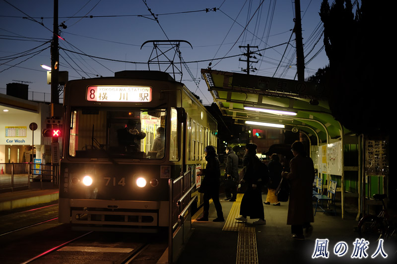 乗車　夕闇迫る冬の江波電停の写真