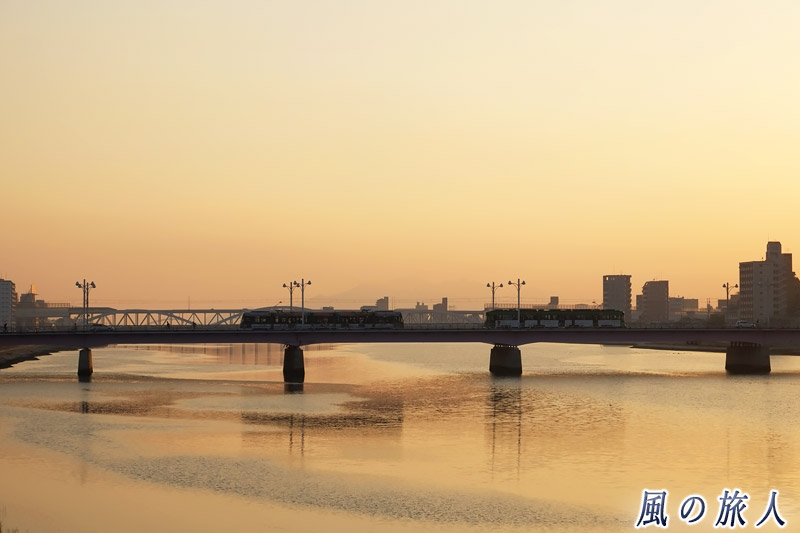 夕靄と川筋　新己斐橋の夕景の写真