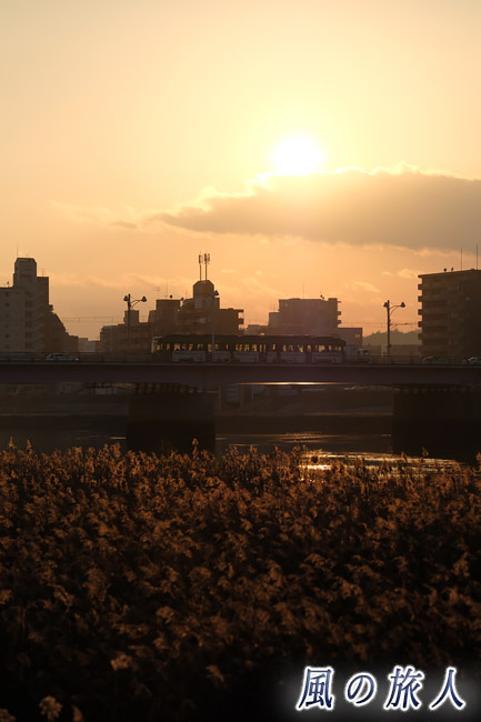 夕日と茅　新己斐橋の夕景の写真