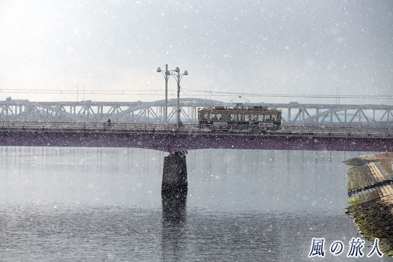 雪が舞う中で３　雪の舞う新己斐橋の写真
