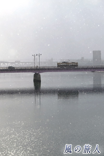 静けさ　雪の舞う新己斐橋の写真
