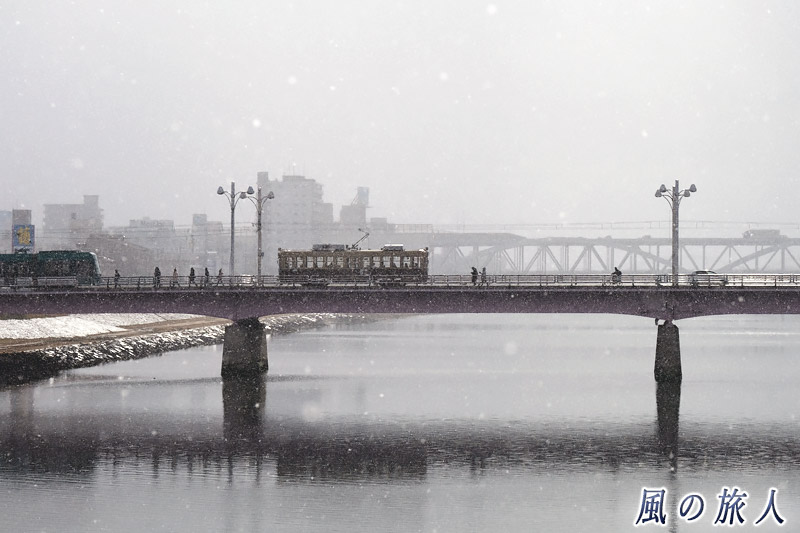 雪の日の新己斐橋　雪の舞う新己斐橋の写真