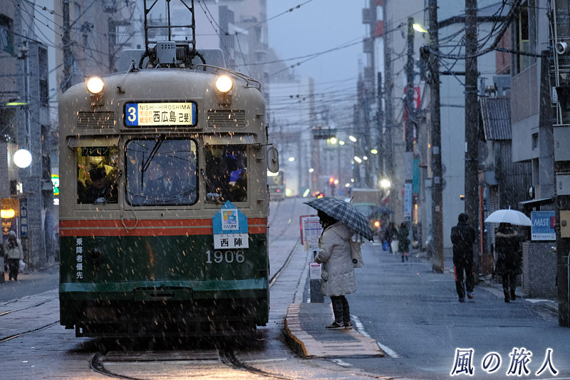 雪の中の電車待ち４　雪の舞う天満町の写真