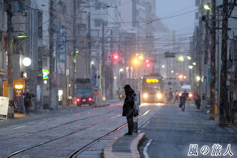 雪の中の電車待ち５　雪の舞う天満町の写真