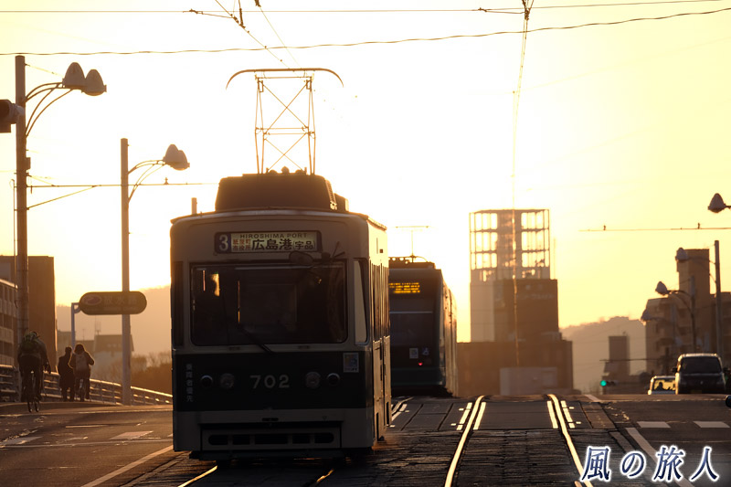 朝日と電車２　己斐の日の出の写真