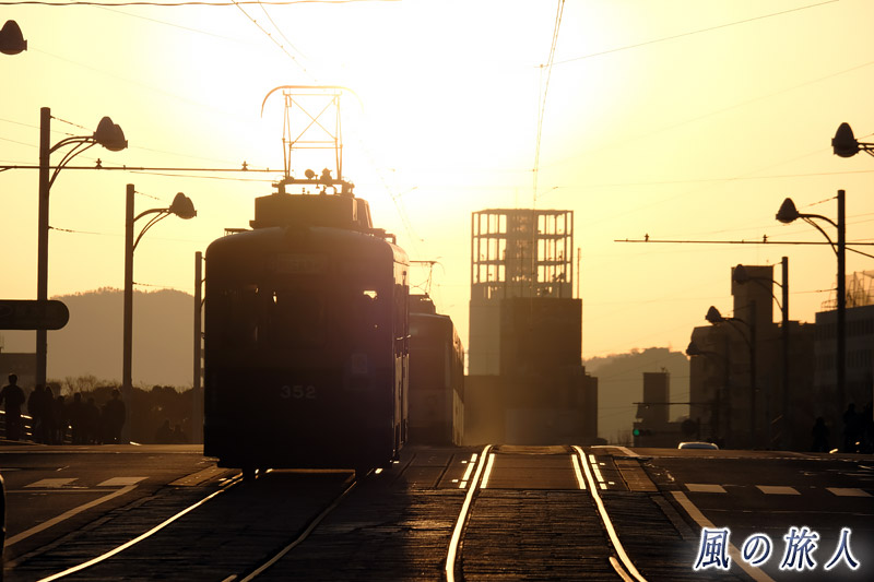 朝日と電車と埃　己斐の日の出の写真
