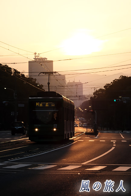 西観音町電停と朝日　福島町の冬の朝の写真
