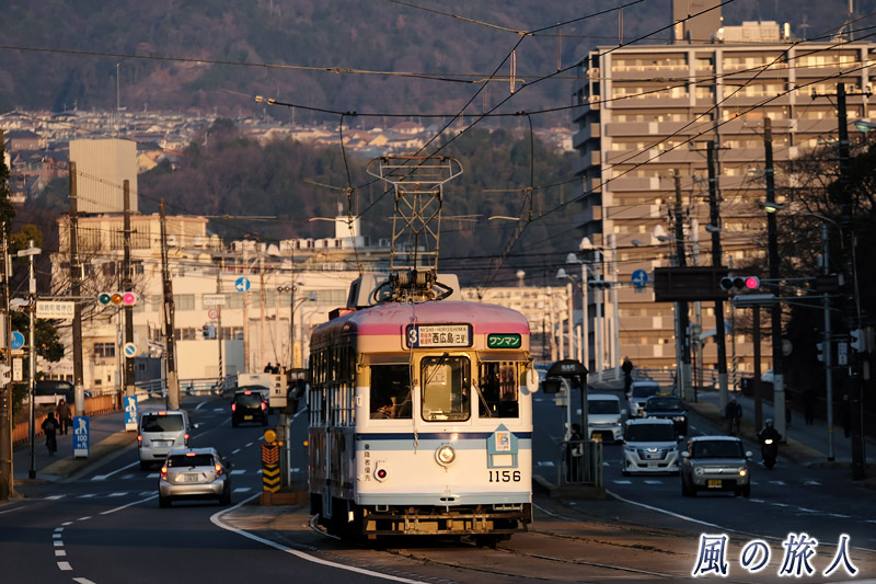 朝日の当たる己斐へ　福島町の冬の朝の写真