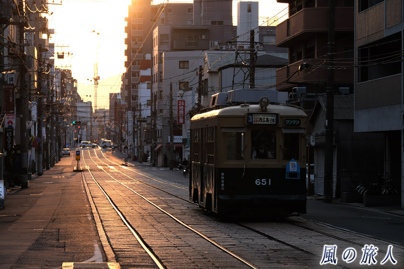 光る線路　朝日が通る天満町の写真