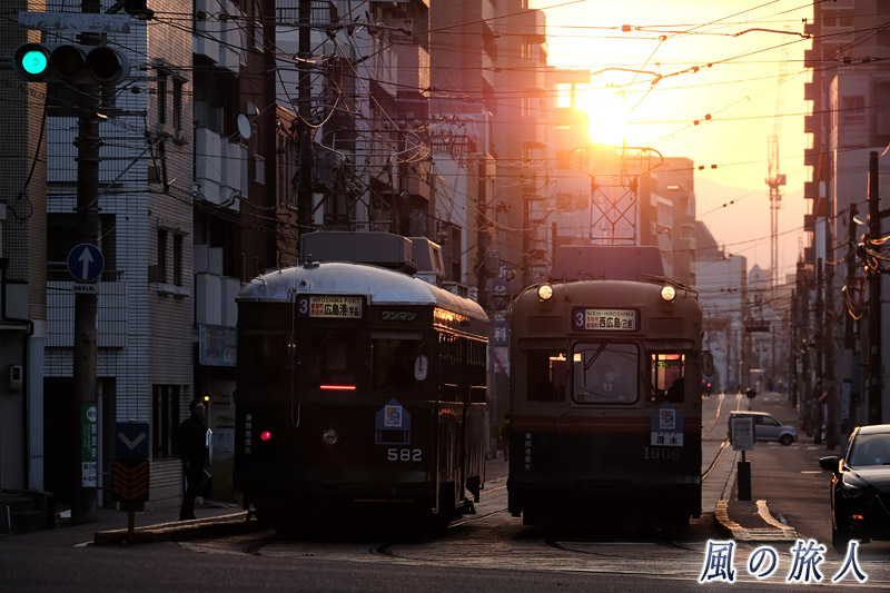 朝日と路面電車　朝日が通る天満町の写真