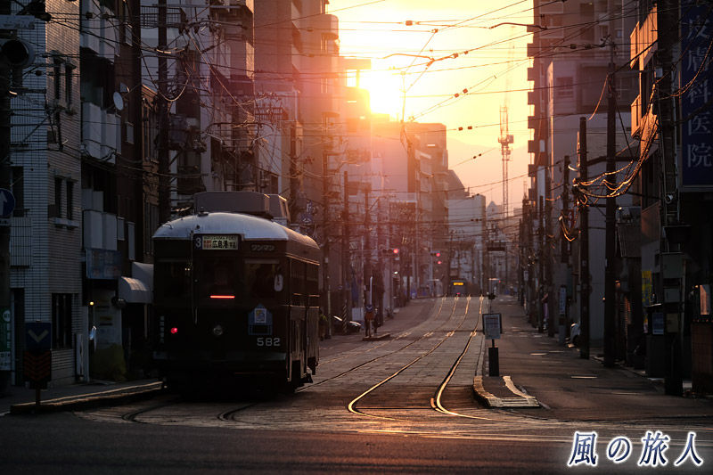 朝日の通る道　朝日が通る天満町の写真