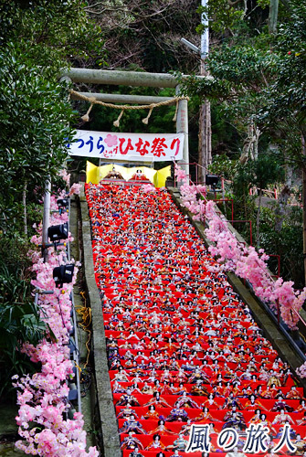 かつうらビッグひな祭り　遠見岬神社の石段飾りの写真
